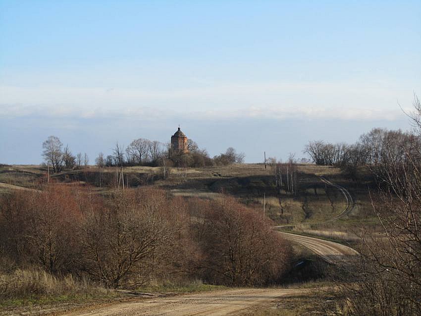 Церковь Покрова Пресвятой Богородицы, Огарево (Дзержинский район, Калужская область). общий вид в ландшафте, вид с запада, с правого берега р.Медынка, от с.Огарево