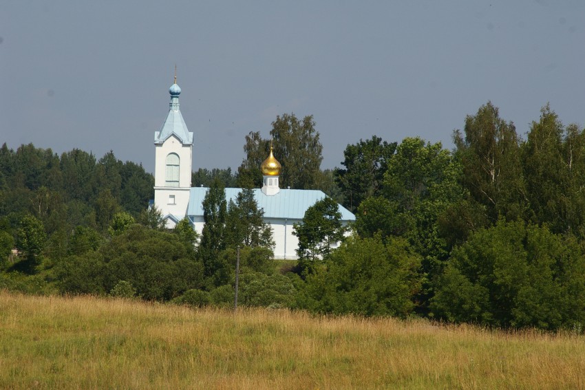 Церковь Михаила Архангела, Гравери (Краславский край, Латвия). общий вид в ландшафте
