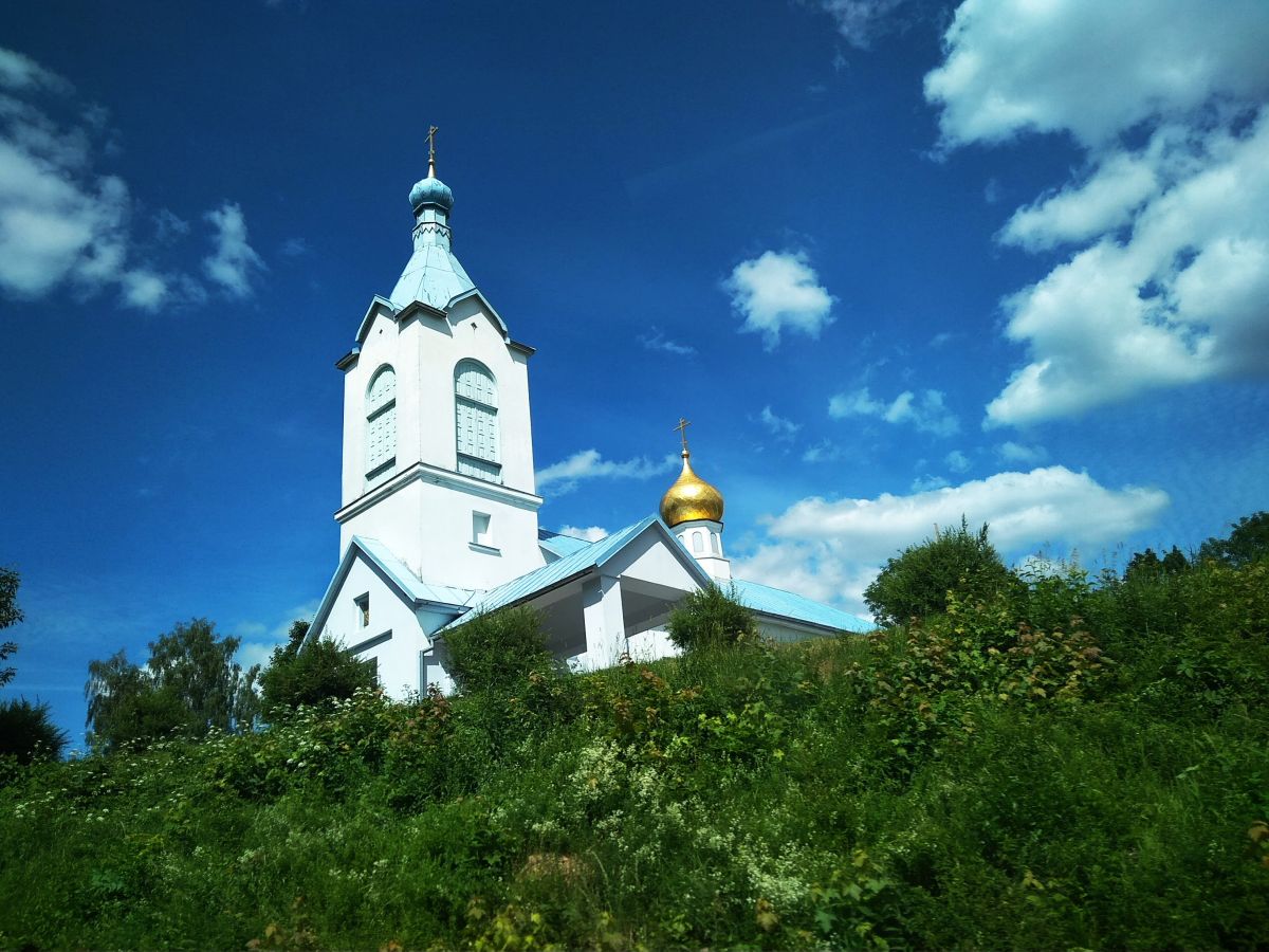 Гравери. Церковь Михаила Архангела. общий вид в ландшафте