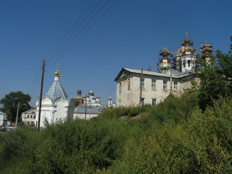 Арзамас. Спасо-Преображенский монастырь. Часовня Спаса Нерукотворного Образа. общий вид в ландшафте