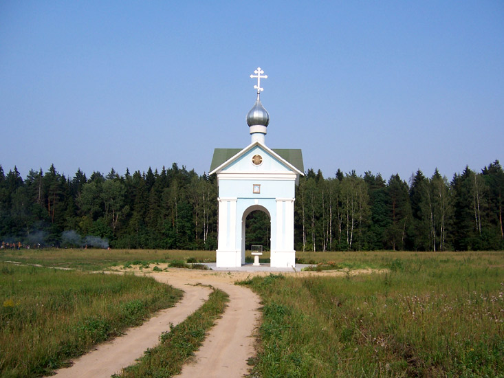 Часовня Царственных страстотерпцев, Богослово (Богородский городской округ, Московская область). общий вид в ландшафте