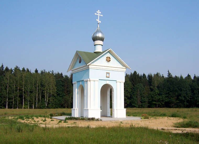 Часовня Царственных страстотерпцев, Богослово (Богородский городской округ, Московская область). общий вид в ландшафте