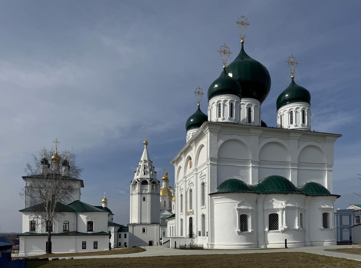 Слева-направо: Рождественская церковь, колокольня, Преображенский собор, фасады. Спасо-Преображенский монастырь, Арзамас (Арзамасский район и г. Арзамас, Нижегородская область)