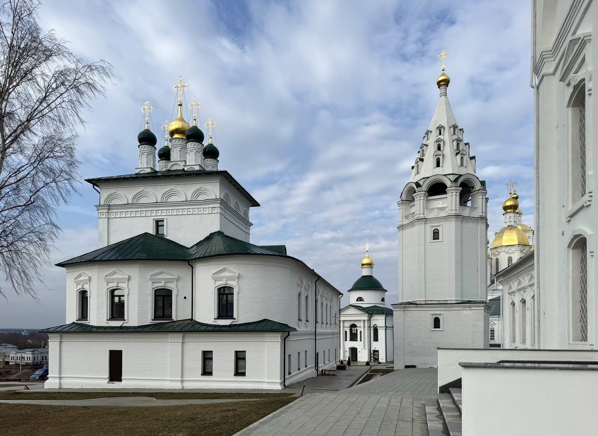 Вид на Рождественскую, Георгиевскую церкви и колокольню вдоль стены Преображенского собора, архитектурные детали. Спасо-Преображенский монастырь, Арзамас (Арзамасский район и г. Арзамас, Нижегородская область)