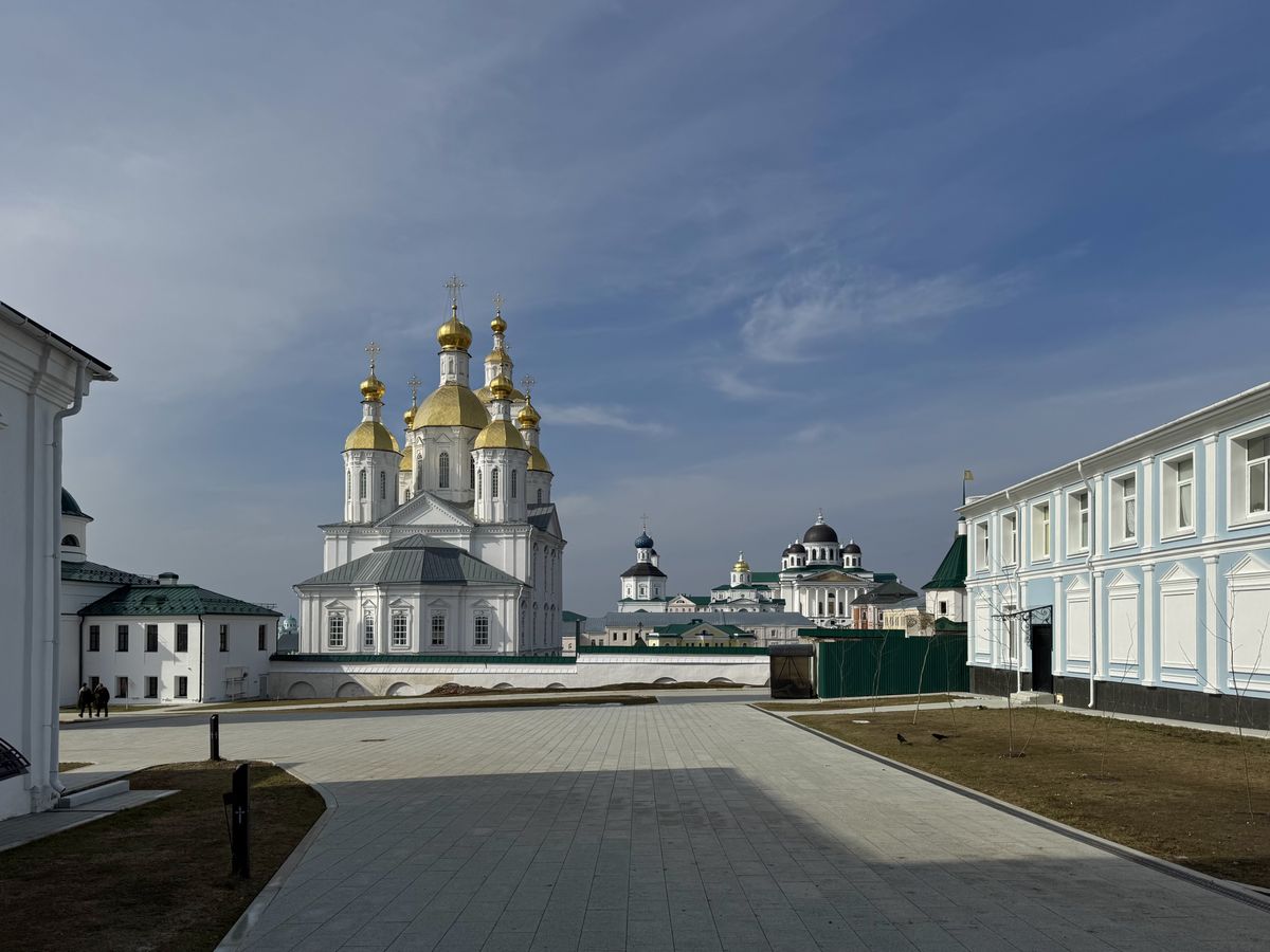 Площадь у северной стены Преображенского собора, вблизи Благовещенская церковь, за ней вдали городской собор, архитектурные детали. Спасо-Преображенский монастырь, Арзамас (Арзамасский район и г. Арзамас, Нижегородская область)