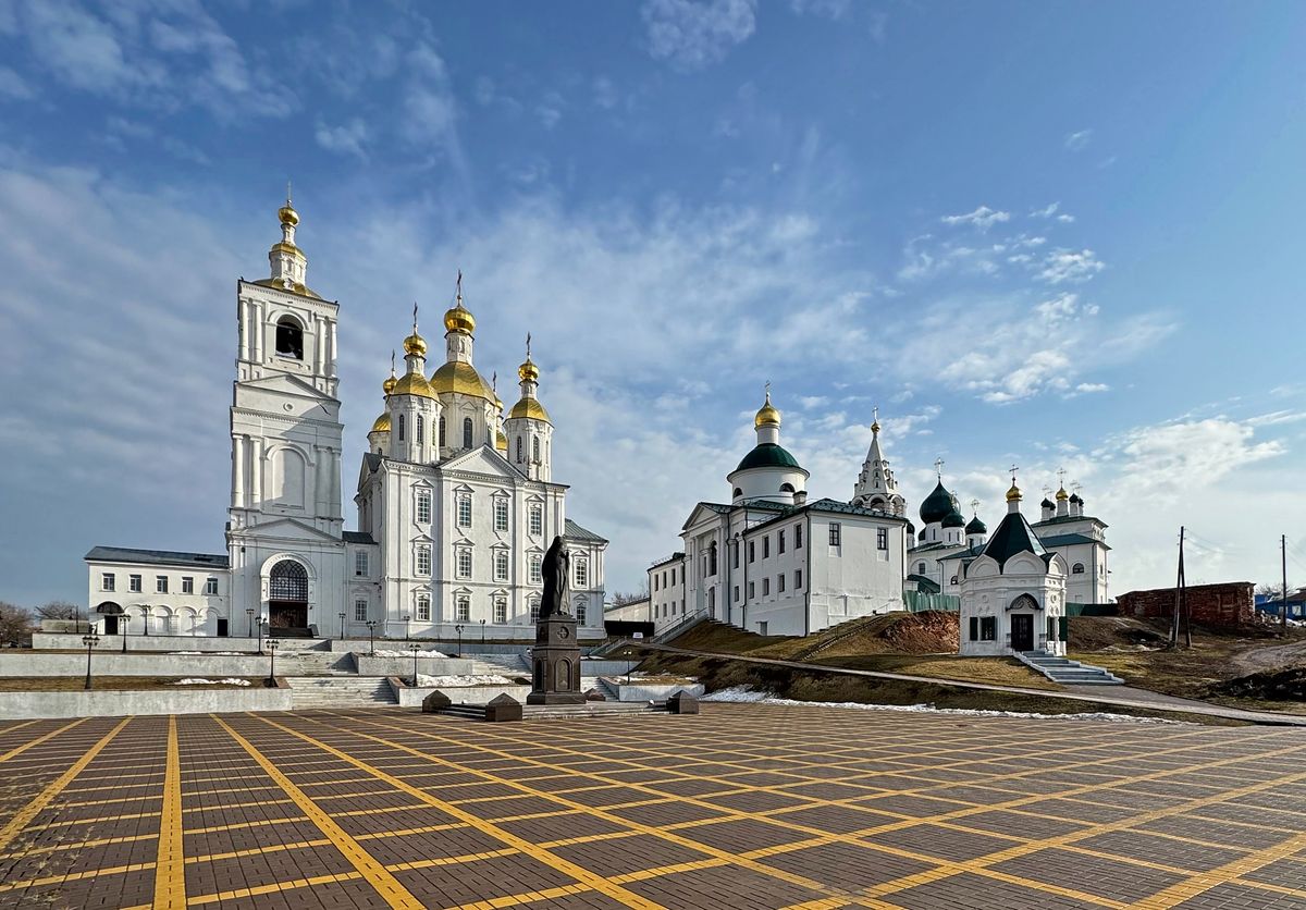 Общий вид с площади перед памятником патр. Сергию, общий вид в ландшафте. Спасо-Преображенский монастырь, Арзамас (Арзамасский район и г. Арзамас, Нижегородская область)
