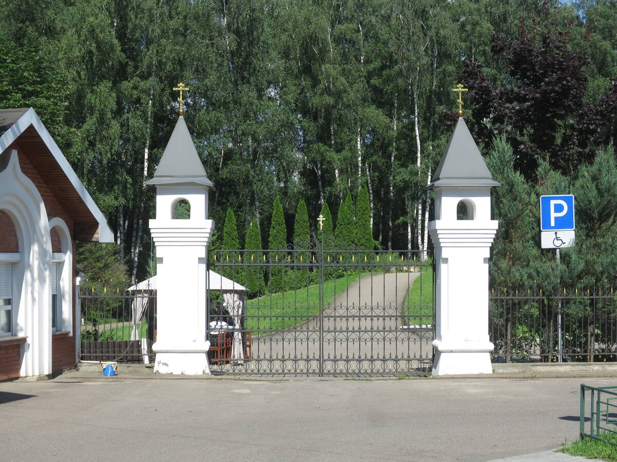 Церковь Николая Чудотворца в Дружбе, Мытищи (Мытищинский городской округ и гг. Долгопрудный, Лобня, Московская область). дополнительная информация, Западные врата храмовой ограды