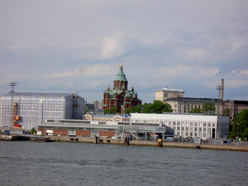 Хельсинки. Кафедральный собор Успения Пресвятой Богородицы. общий вид в ландшафте