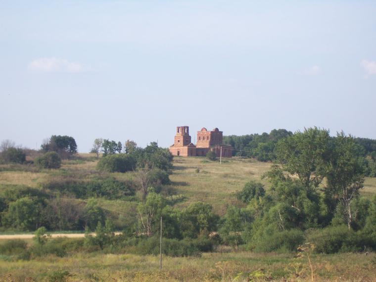 Сквирня (Сурки). Церковь Михаила Архангела. общий вид в ландшафте, Вид церкви Михаила Архангела с противоположного берега долины реки Сквирня (вид с южной стороны)