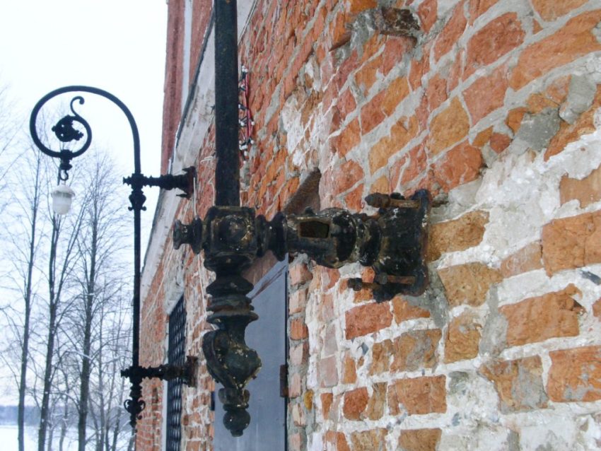 Церковь Троицы Живоначальной, Горетово (Можайский городской округ, Московская область). архитектурные детали, кронштейны светильников на южном фасаде