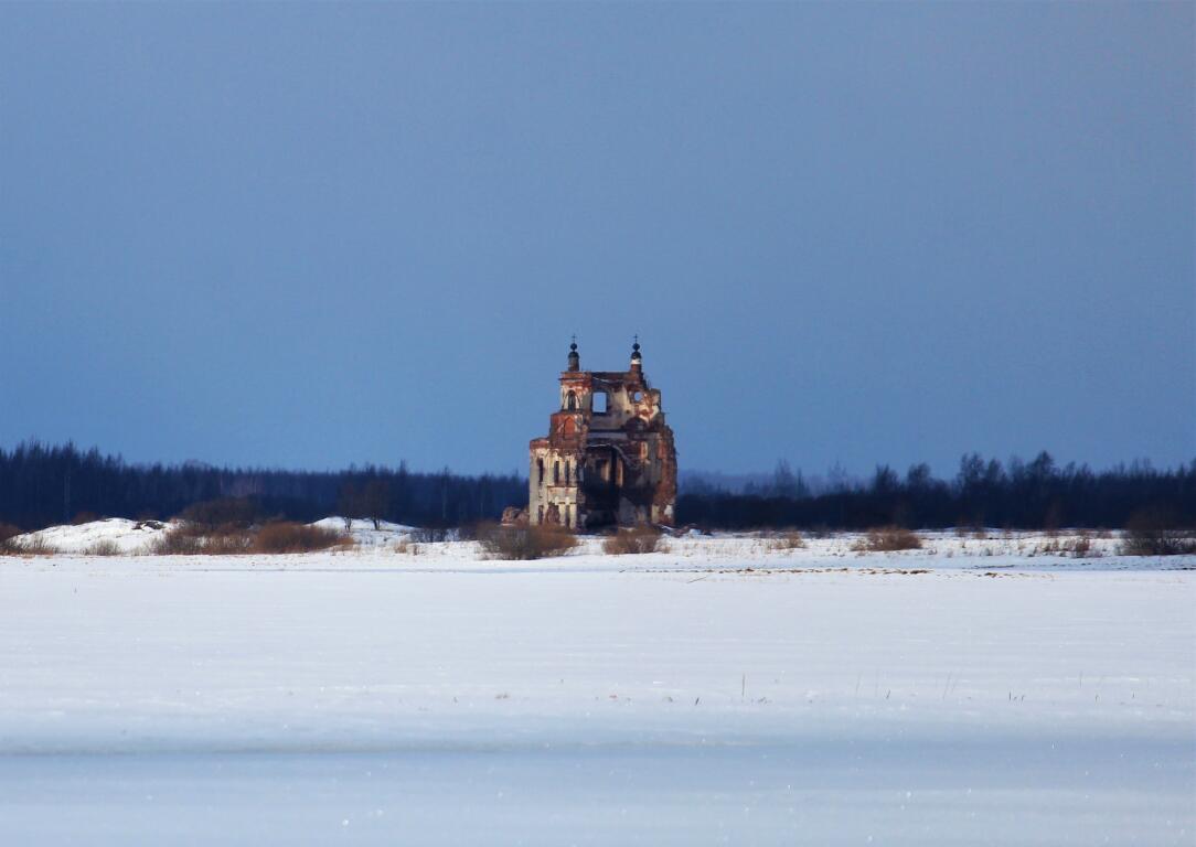 Спасо-Талицкий погост (Михайлово). Церковь Покрова Пресвятой Богородицы. общий вид в ландшафте, Вид из Присек через замёрзшую Мологу