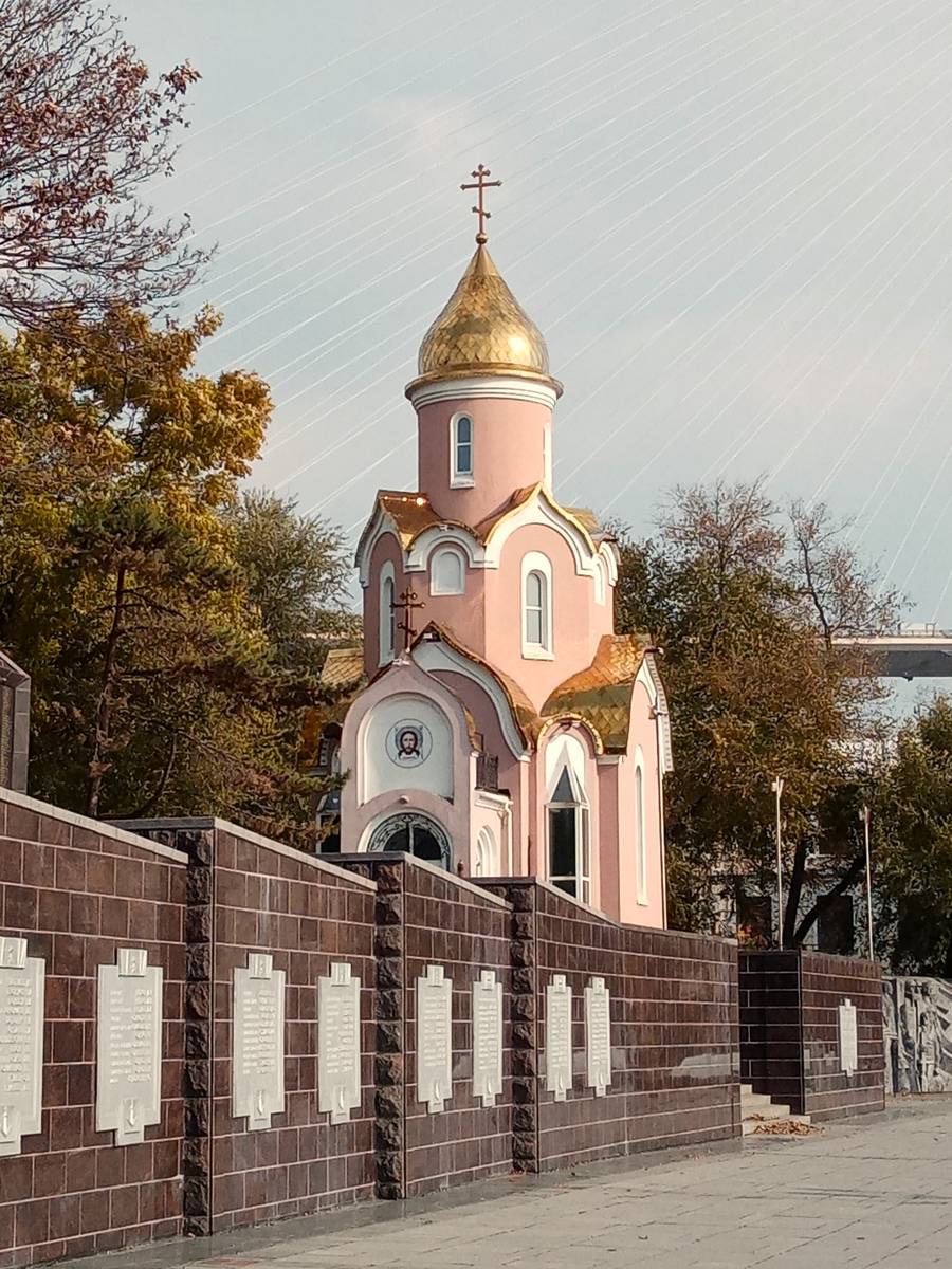Церковь Андрея Первозванного при Штабе Тихоокеанского флота, Владивосток (Владивосток, город, Приморский край). общий вид в ландшафте, Вид на храм с юго-запада