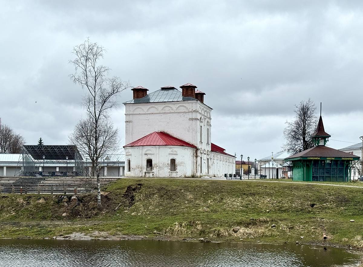 Вид с востока через пруд, общий вид в ландшафте. Церковь Воскресения Христова, Устюжна (Устюженский район, Вологодская область)