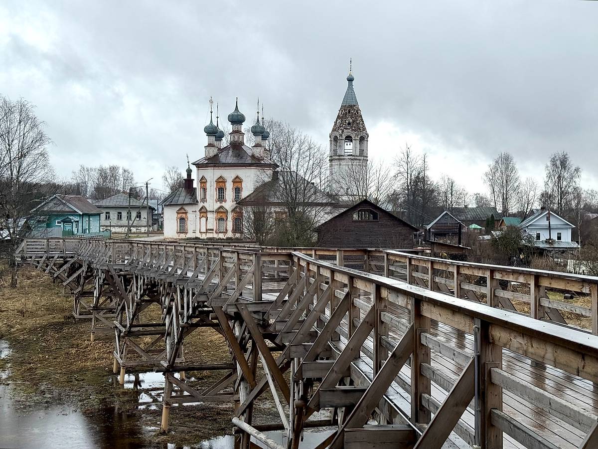 Вид с новым Козьим мостом, общий вид в ландшафте. Церковь Благовещения Пресвятой Богородицы, Устюжна (Устюженский район, Вологодская область)