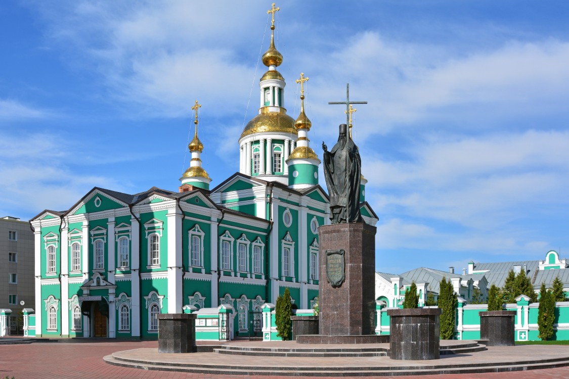Кафедральный собор Преображения Господня, Тамбов (Тамбов, город, Тамбовская область). дополнительная информация, Памятник тамбовскому епископу Питириму на фоне собора