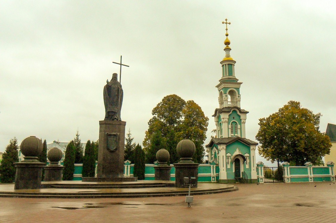 Кафедральный собор Преображения Господня, Тамбов (Тамбов, город, Тамбовская область). дополнительная информация, Памятник свт. Питириму Тамбовскому и соборная звонница