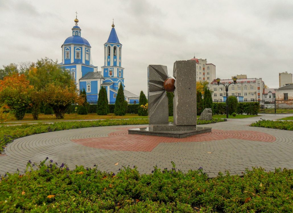 Тамбов. Собор Покрова Пресвятой Богородицы. фасады, Памятник жертвам ядерных катастроф; вдали Покровский собор