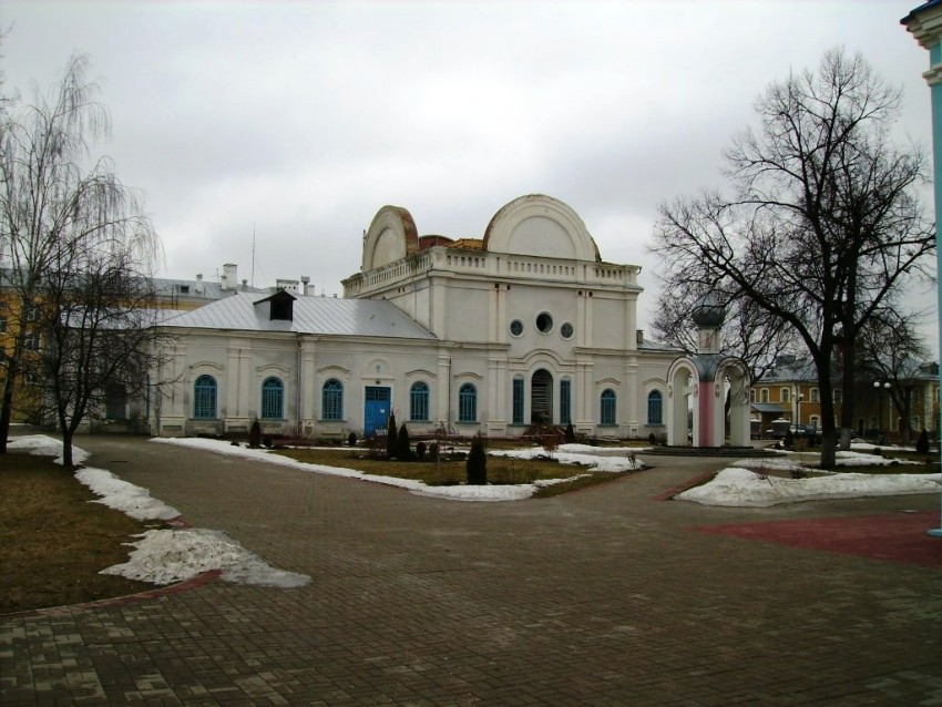 Казанский мужской монастырь, Тамбов (Тамбов, город, Тамбовская область). дополнительная информация, Слева  -  Предтеченский  храм,  справа  -  часовня  в  память  о  погребенных  на  монастырской  территории.