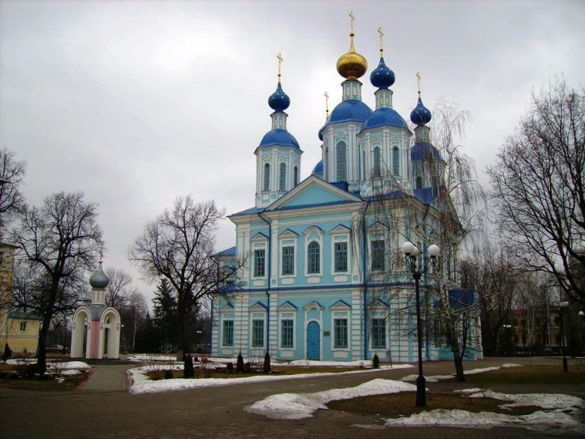 Казанский мужской монастырь, Тамбов (Тамбов, город, Тамбовская область). дополнительная информация, Слева  -  часовня  в  память  о  погребенных  на  монастырской  территории,  справа  -  Казанский  собор.