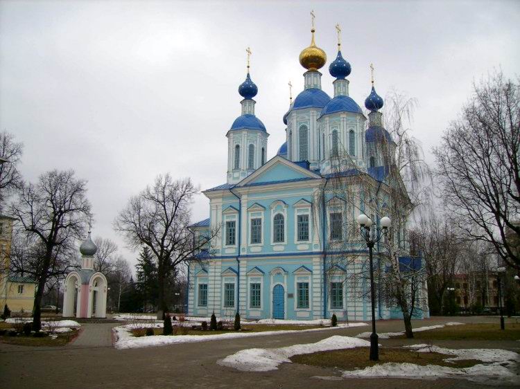 Казанский мужской монастырь, Тамбов (Тамбов, город, Тамбовская область). фасады, Слева - часовня в память о погребенных на монастырской территории, справа - Казанский собор