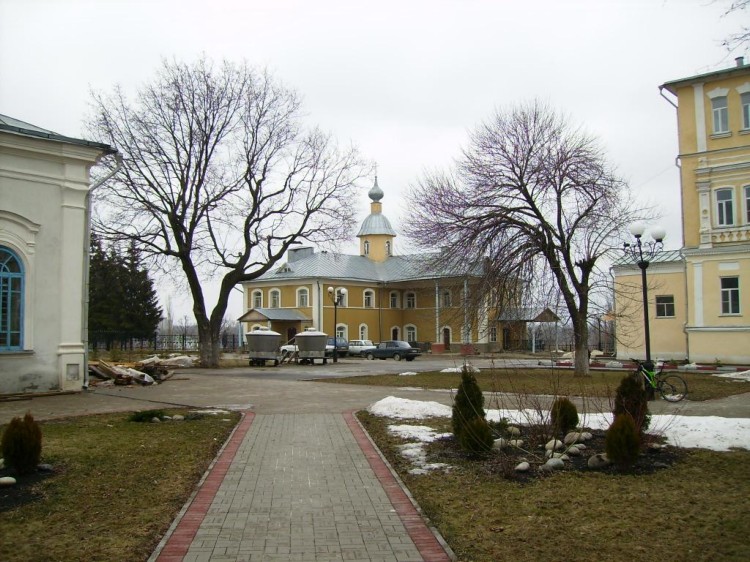 Казанский мужской монастырь, Тамбов (Тамбов, город, Тамбовская область). дополнительная информация, На дальнем плане - домовый храм Кирилла и Мефодия