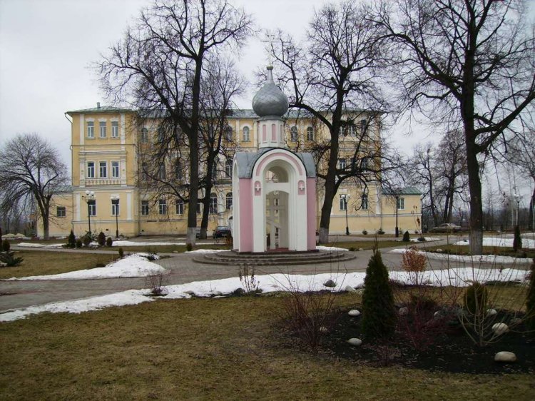 Казанский мужской монастырь, Тамбов (Тамбов, город, Тамбовская область). дополнительная информация, На переднем плане - часовня в память о погребенных на монастырской территории, на заднем - духовная семинария