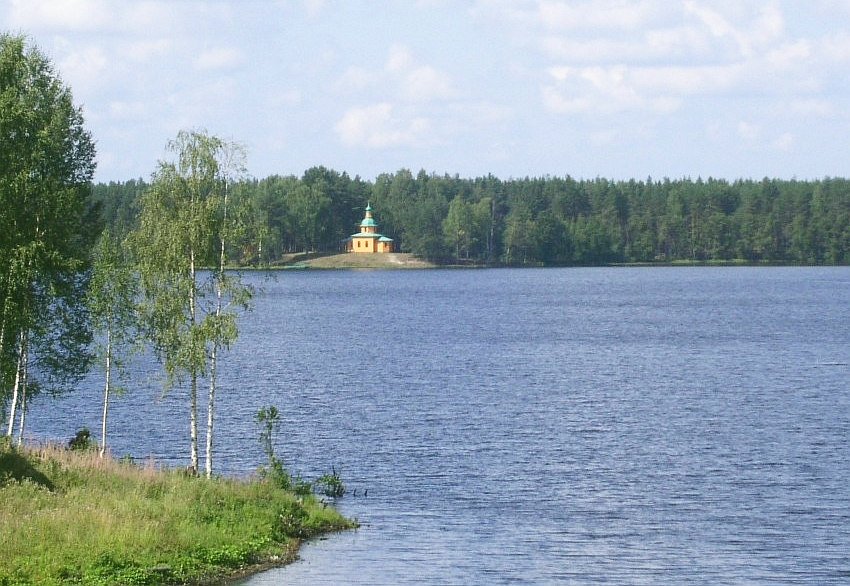 Церковь Пантелеимона Целителя, Старая Слобода (Лодейнопольский район, Ленинградская область). общий вид в ландшафте