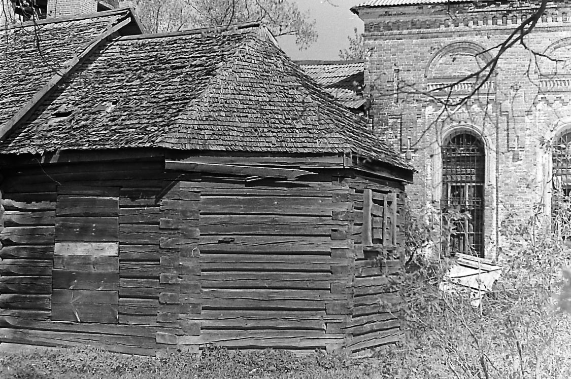 Буриново. Церковь Спаса Преображения. архивная фотография, остатки деревянной церкви еще сохранялись в 1976 г.