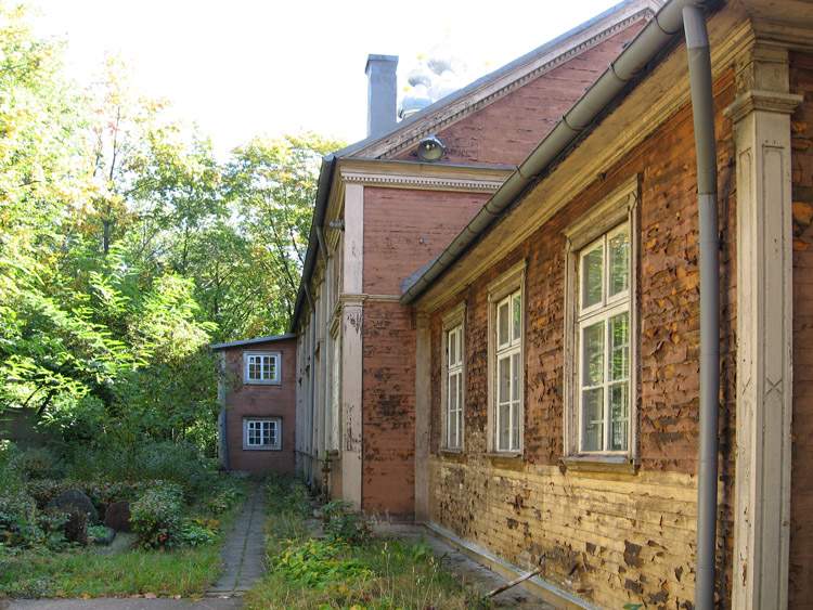 Церковь Казанской иконы Божией Матери на Ивановском кладбище, Рига (Рига, город, Латвия). фасады, Стык основной части и пристройки