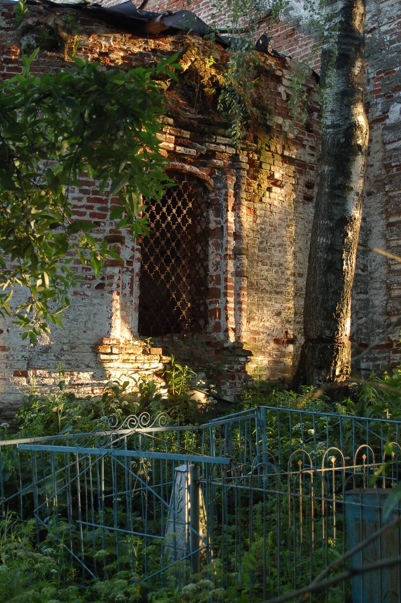 Северное окно алтаря, архитектурные детали. Церковь Преображения Господня, Обёзово (Тейковский район, Ивановская область)