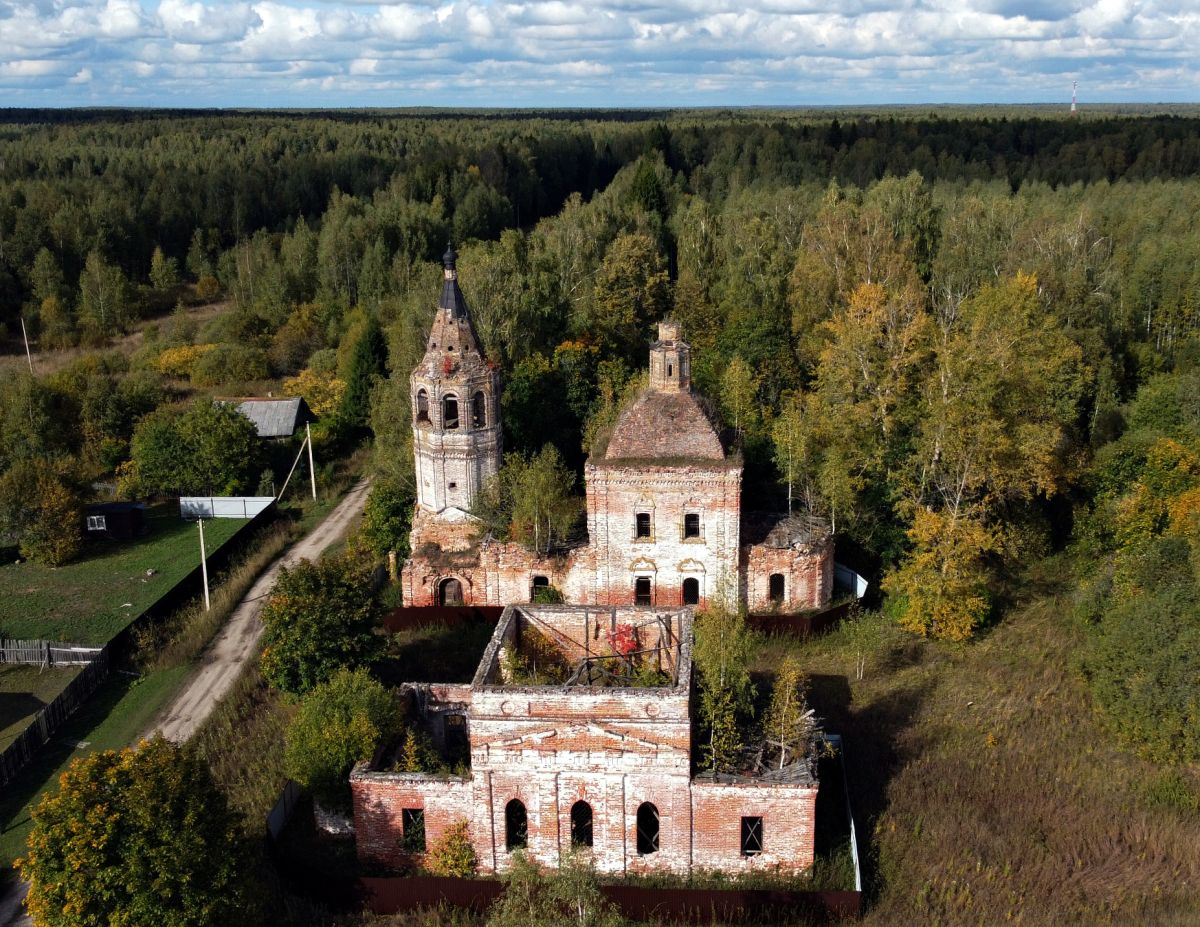 Церковь Введения во храм Пресвятой Богородицы, Обёзово (Тейковский район, Ивановская область). общий вид в ландшафте