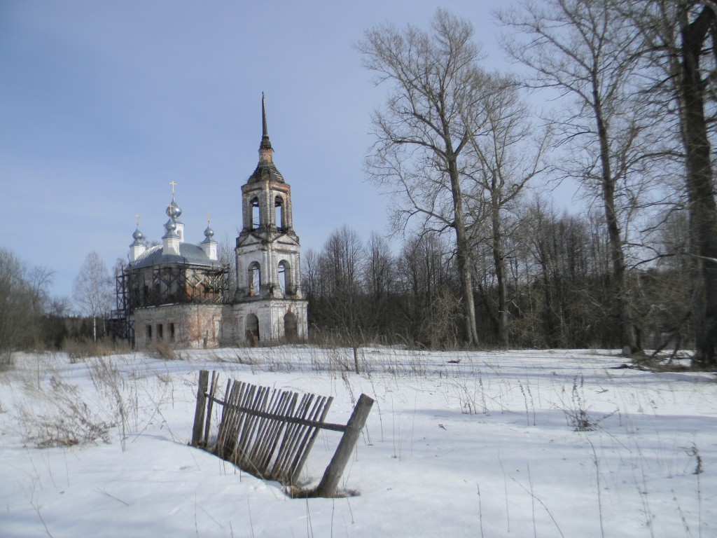 Дмитриевское. Церковь Димитрия Солунского. общий вид в ландшафте