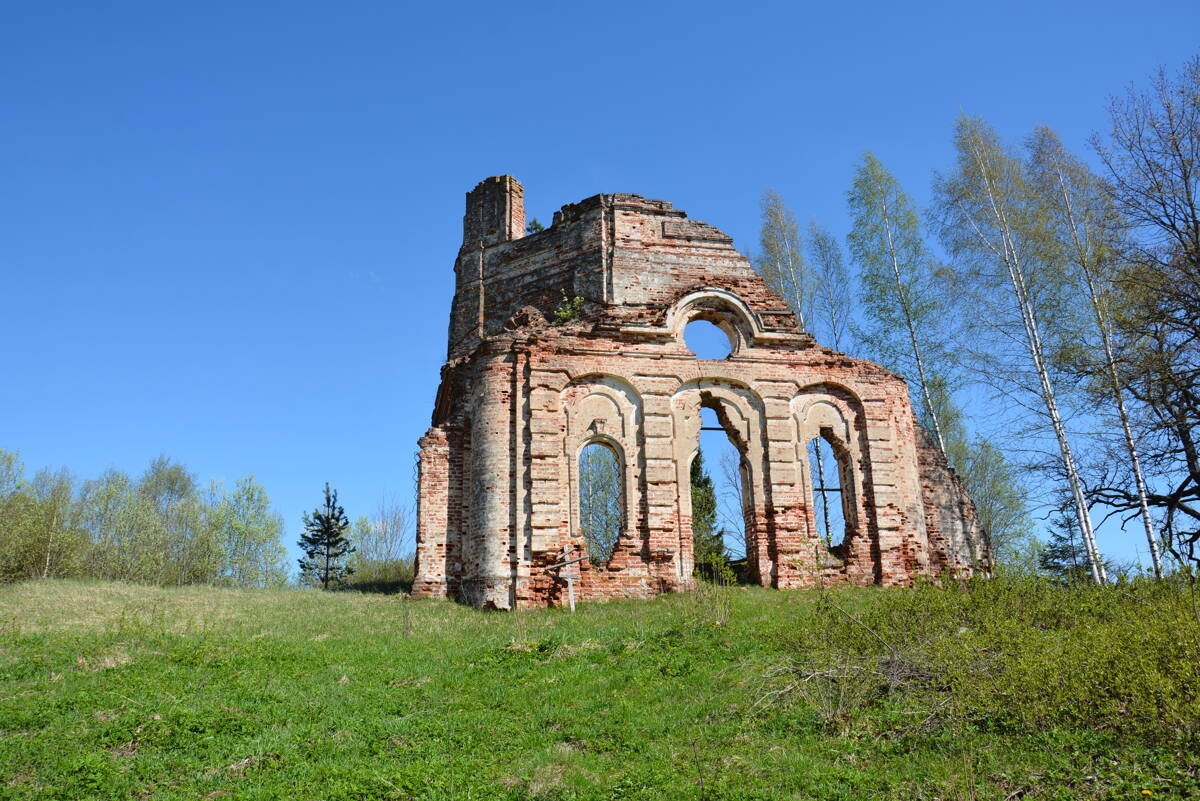 Церковь Троицы Живоначальной, Груздово (Куньинский район, Псковская область). фасады