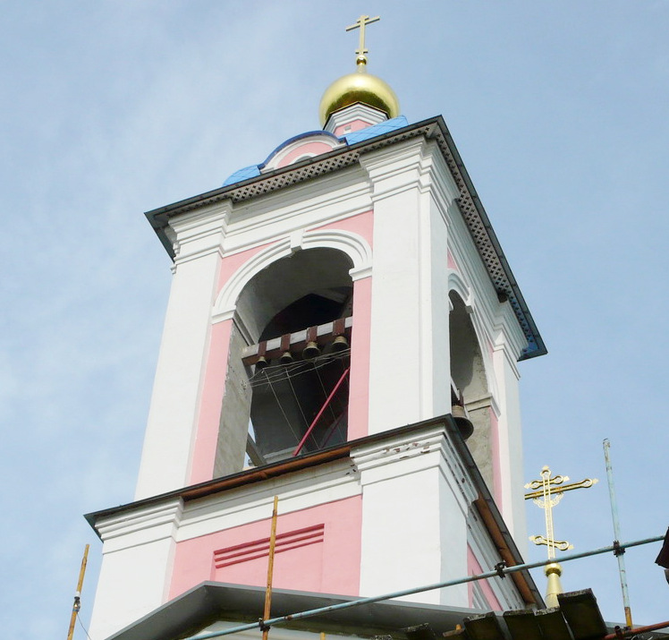 Церковь Воздвижения Креста Господня, Лукино (Куньинский район, Псковская область). архитектурные детали, Заново отстроенная колокольня