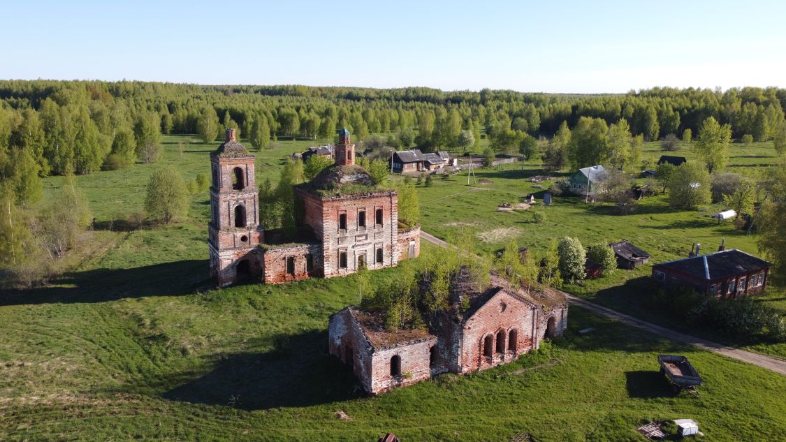 Храмовый комплекс. Церкви Преображения Господня и Введения во храм Пресвятой Богородицы, Поддыбье (Тейковский район, Ивановская область). общий вид в ландшафте