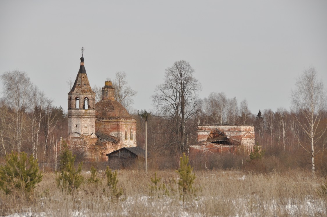 Храмовый комплекс. Церкви Преображения Господня и Введения во храм Пресвятой Богородицы, Обёзово (Тейковский район, Ивановская область). общий вид в ландшафте