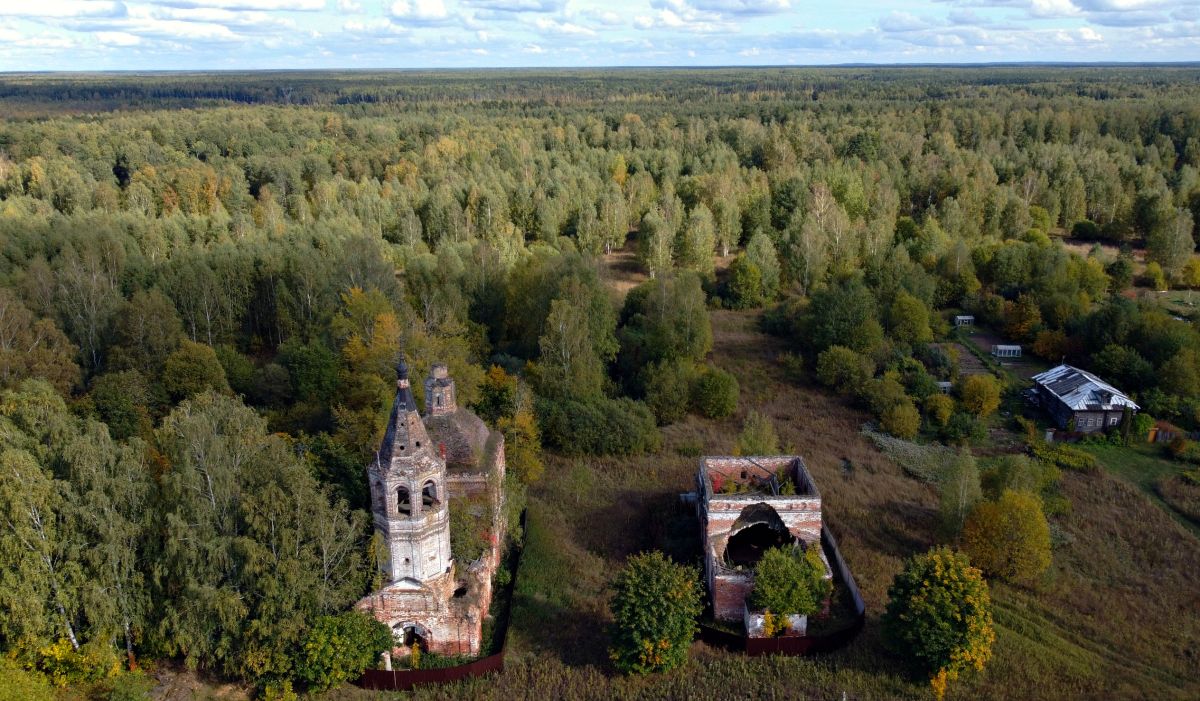 Храмовый комплекс. Церкви Преображения Господня и Введения во храм Пресвятой Богородицы, Обёзово (Тейковский район, Ивановская область). общий вид в ландшафте