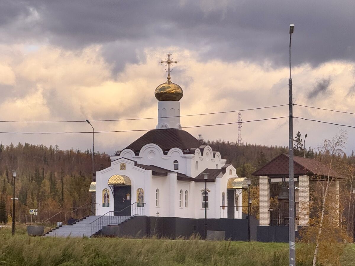 Церковь Рождества Пресвятой Богородицы, Харп (Приуральский район, Ямало-Ненецкий автономный округ). общий вид в ландшафте, Вид с запада из поезда