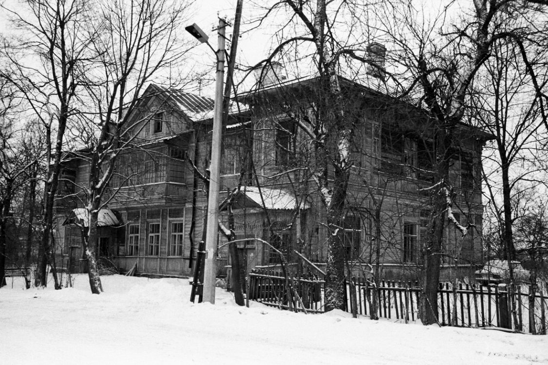 Домовая церковь Константина Ярославского и Варвары великомученицы при бывшем училище Императрицы Марии Феодоровны, Красносельский район (Санкт-Петербург, г. Санкт-Петербург). фасады, Вид с северо-запада. Фото 12.02.2001 г.