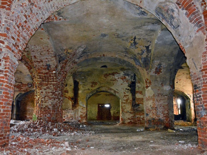 Церковь Троицы Живоначальной, Градницы (Бежецкий район, Тверская область). интерьер и убранство, Вид на центральную часть трапезной с востока