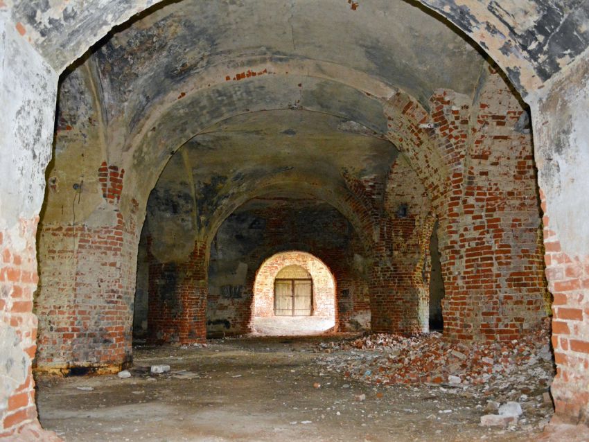 Церковь Троицы Живоначальной, Градницы (Бежецкий район, Тверская область). интерьер и убранство, Вид с запада на центральную часть трапезной