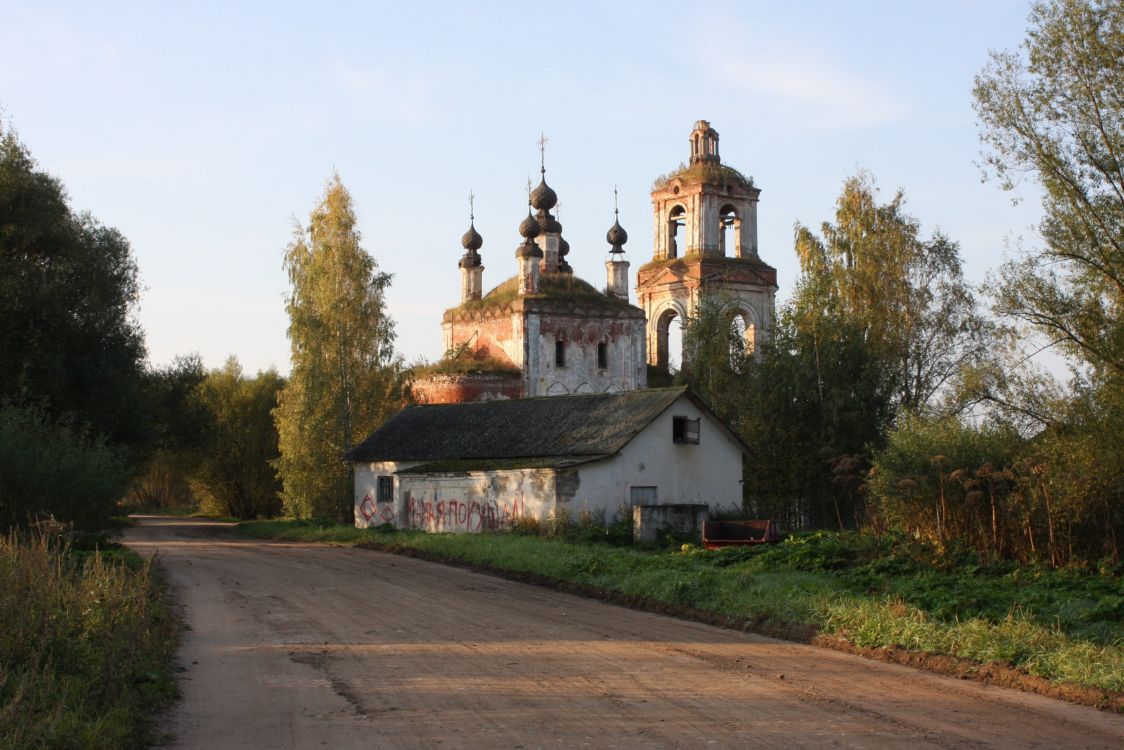 Присеки. Церковь Успения Пресвятой Богородицы. общий вид в ландшафте