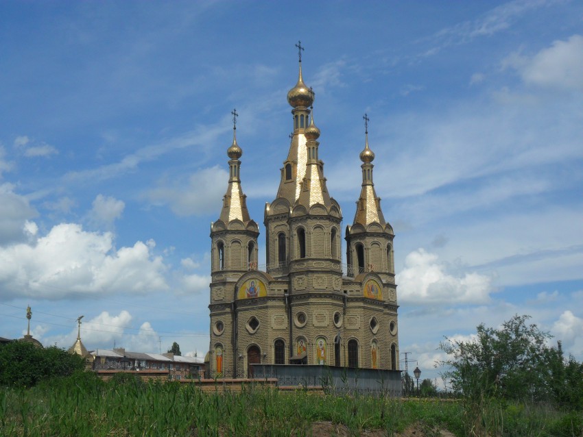 Алчевск. Церковь Георгия Победоносца. общий вид в ландшафте