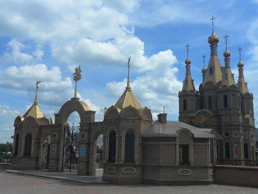 Алчевск. Церковь Георгия Победоносца. общий вид в ландшафте