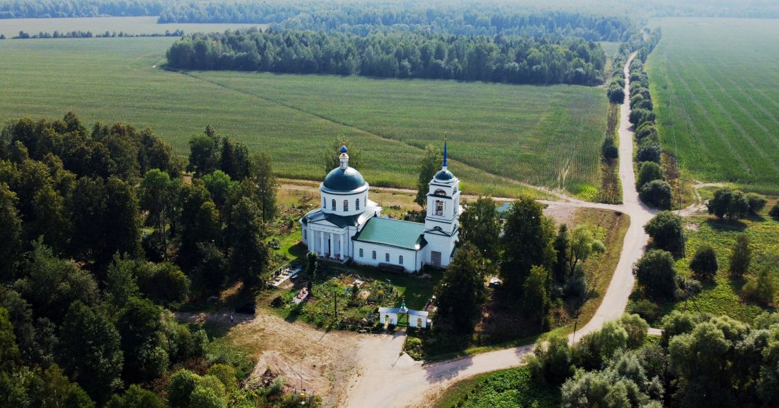 Крутец. Церковь Троицы Живоначальной. общий вид в ландшафте