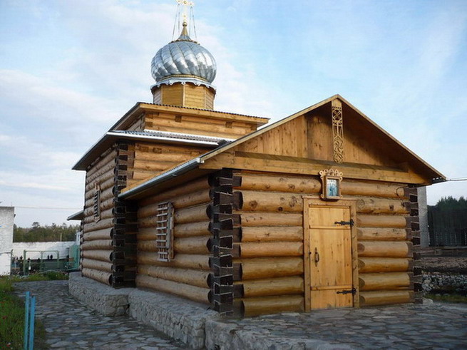 Церковь Николая и Александры, царственных страстотерпцев, Ревда (Ловозерский район, Мурманская область). общий вид в ландшафте