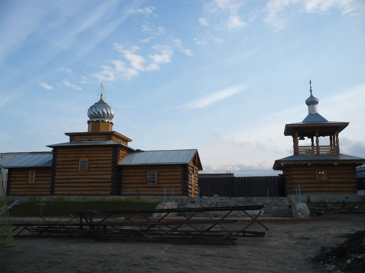 Церковь Николая и Александры, царственных страстотерпцев, Ревда (Ловозерский район, Мурманская область). общий вид в ландшафте