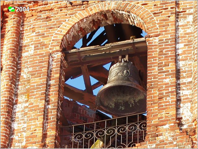 Церковь Иоанна Богослова, Туртино (Суздальский район, Владимирская область). архитектурные детали, Площадка звона колокольни с сохранившимся колоколом (без языка)