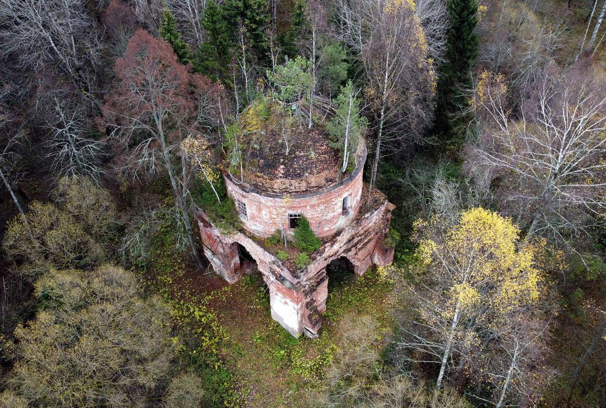 общий вид в ландшафте. Церковь Михаила Архангела, Архангельское, урочище (Кимрский район и г. Кимры, Тверская область)