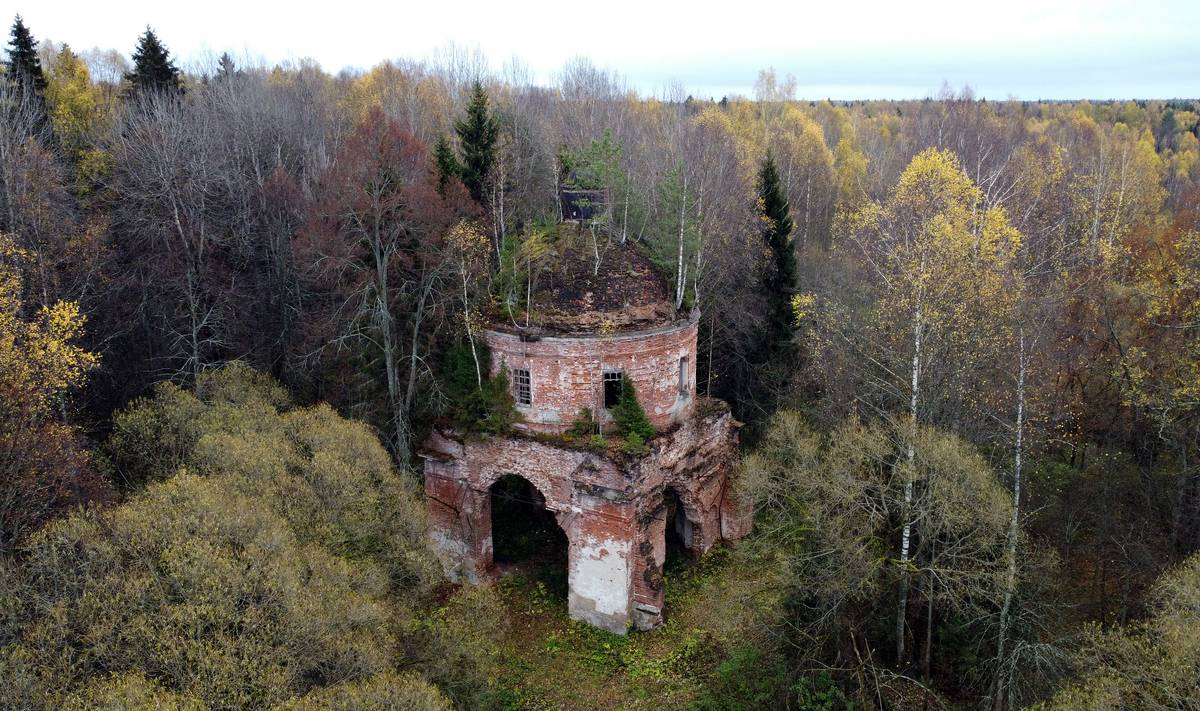 общий вид в ландшафте. Церковь Михаила Архангела, Архангельское, урочище (Кимрский район и г. Кимры, Тверская область)